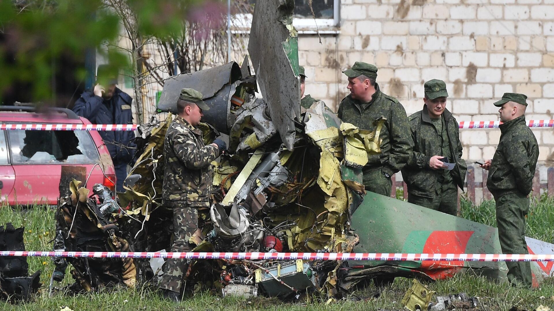 Место крушения военно-учебного самолета Як-130 белорусских ВВС на улице Розы Люксембург в городе Барановичи - РИА Новости, 1920, 19.05.2021