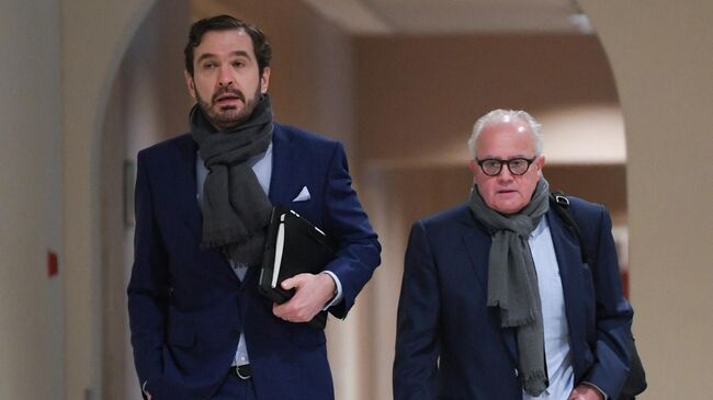 Fritz Keller (R), president of the German Football Association DFB, and Friedrich Curtius, DFB's Secretary General of the German Football Federation arrive for a general meeting of the German Football League (DFL) on March 16, 2020 in Frankfurt am Main. - The representatives of the 36 professional clubs are expected to discuss the future of the German first and second division Bundesliga football season due to the spread of the novel coronavirus. (Photo by Arne Dedert / POOL / AFP)