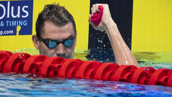 Климент Колесников (Россия) радуется победе в финальном заплыве на 100 метров вольным стилем среди мужчин на чемпионате Европы по водным видам спорта в Будапеште.