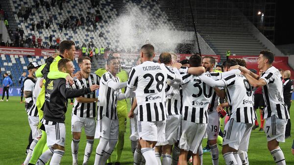 Игроки Ювентуса празднуют победу в Кубка Италии.