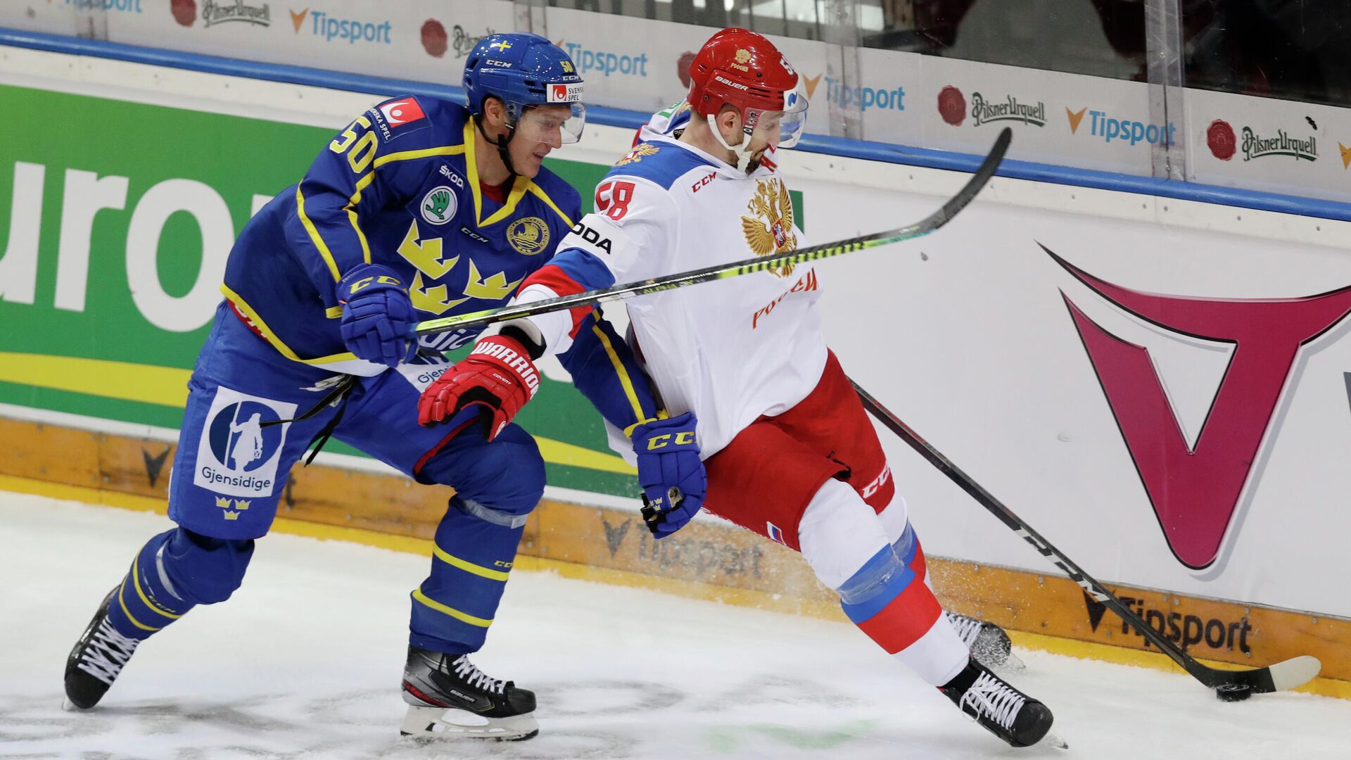 Ice Hockey - Euro Hockey Tour - Carlson Hockey Games - Sweden v Russia - O2 Arena, Prague, Czech Republic - May 12, 2021 Russia's Anton Slepyshev in action with Sweden's Viktor Loov REUTERS/David W Cerny - РИА Новости, 1920, 20.05.2021