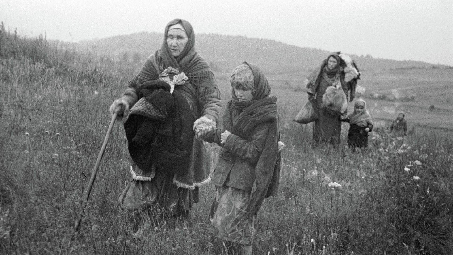 Женщины и дети идут через поле во время войны - РИА Новости, 1920, 20.05.2021