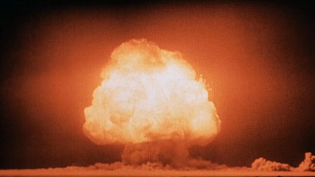 Грибовидное облако через несколько секунд после детонации первой атомной бомбы на полигоне Аламогордо. 16 июля 1945