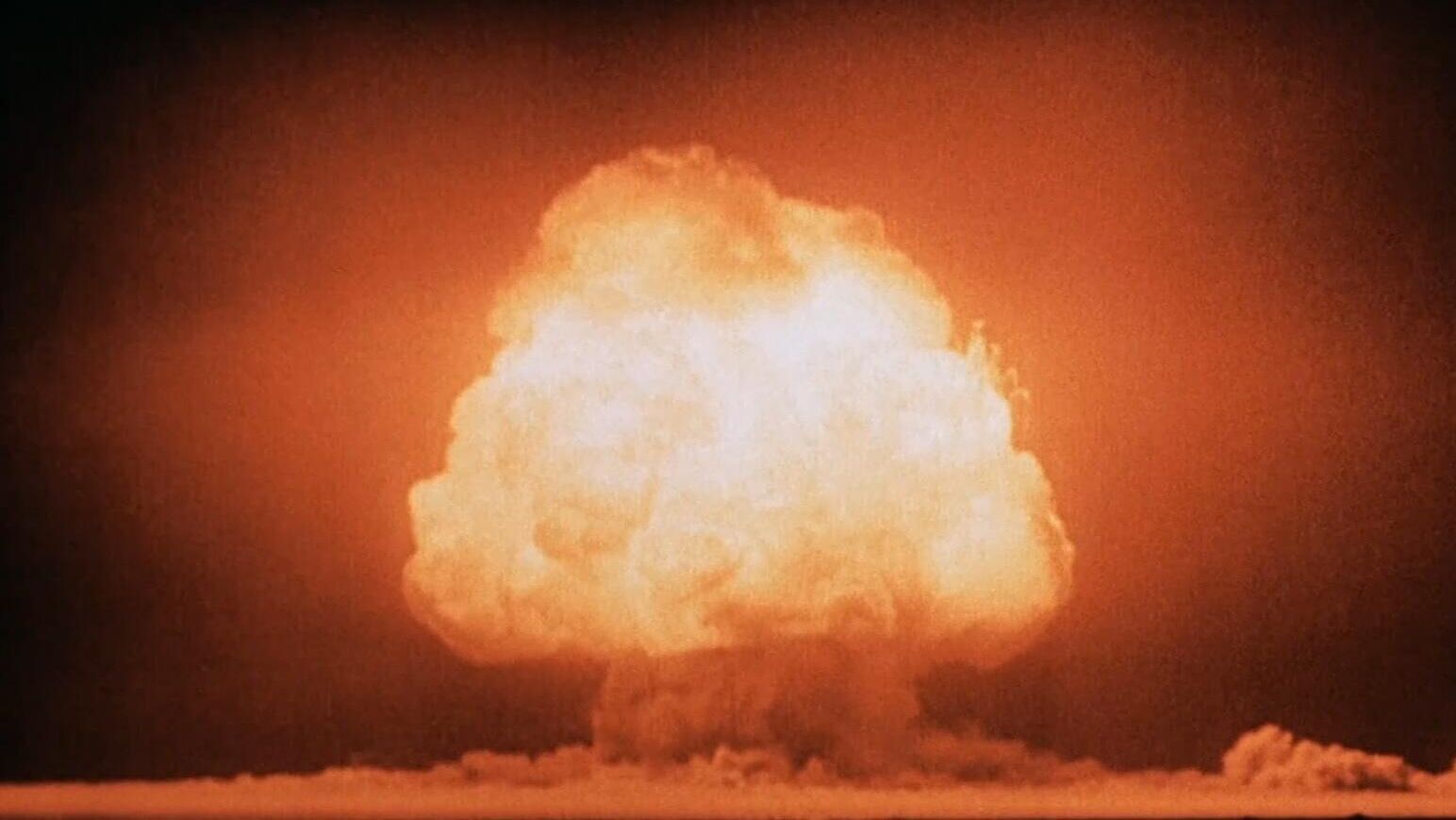 Грибовидное облако через несколько секунд после детонации первой атомной бомбы на полигоне Аламогордо. 16 июля 1945 - РИА Новости, 1920, 30.05.2024