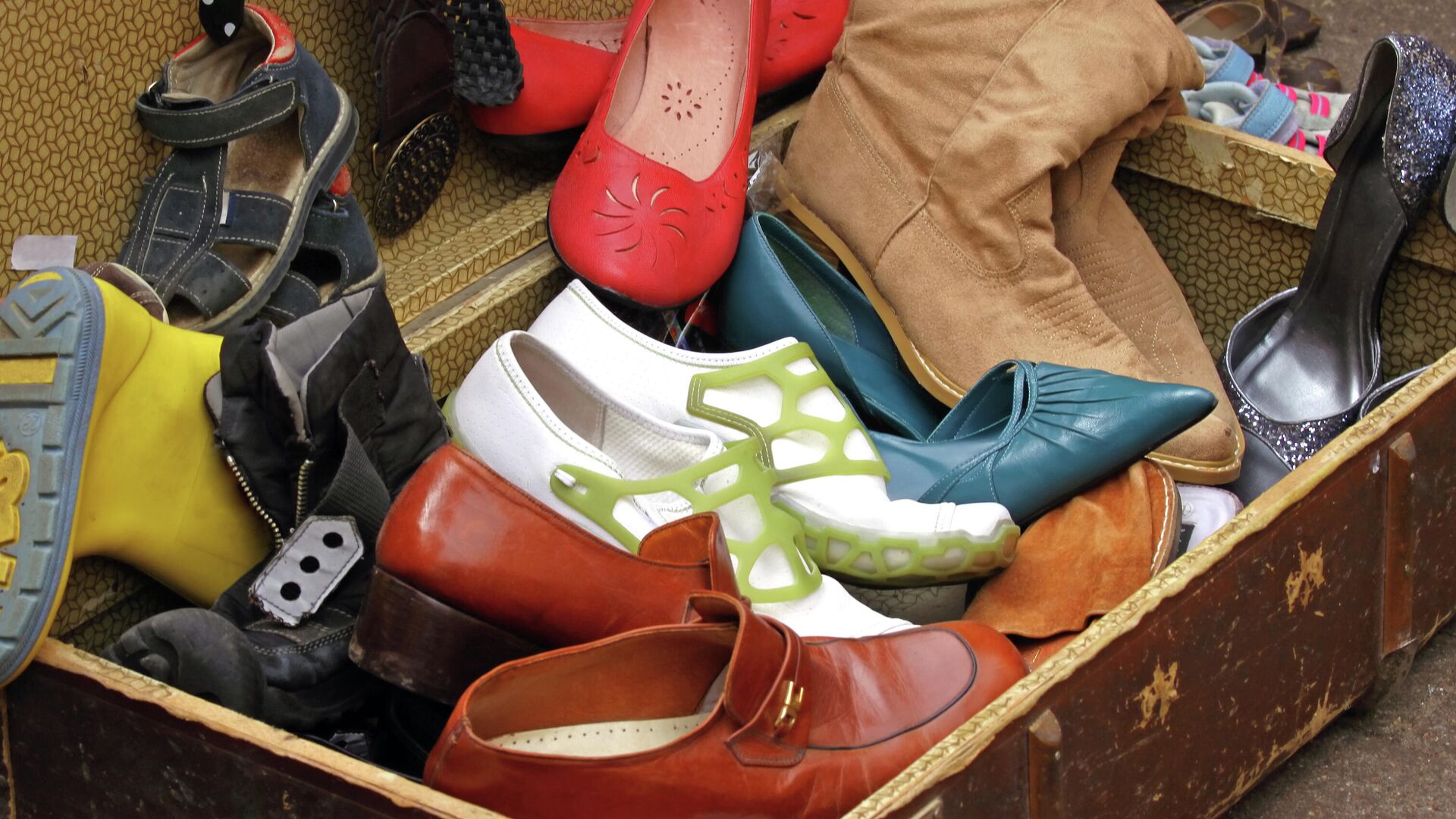 Где можно сдать обувь. Старые вещи. Свалка женской обуви. Выброшенные женские туфли. Про обувь.