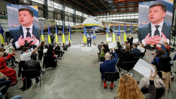 Президент Украины Владимир Зеленский во время пресс-конференции по итогам второго года своей работы на авиазаводе Антонов