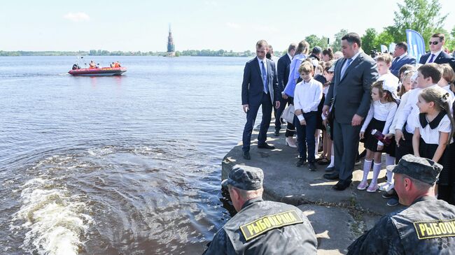 Губернатор Игорь Руденя во время акции по запуску мальков стерляди в городе Калязине Тверской области