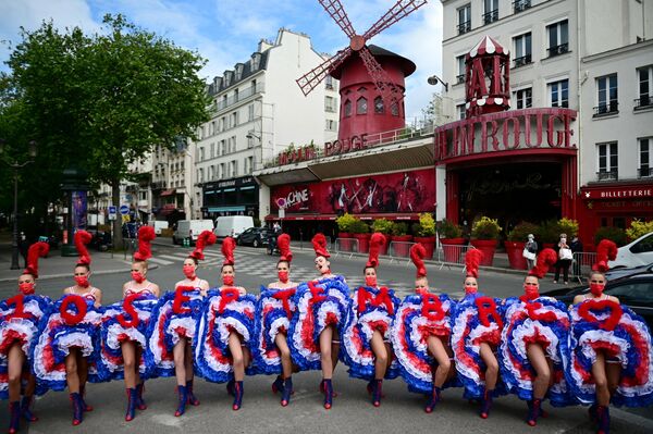 Танцовщицы из кабаре Мулен Руж в Париже