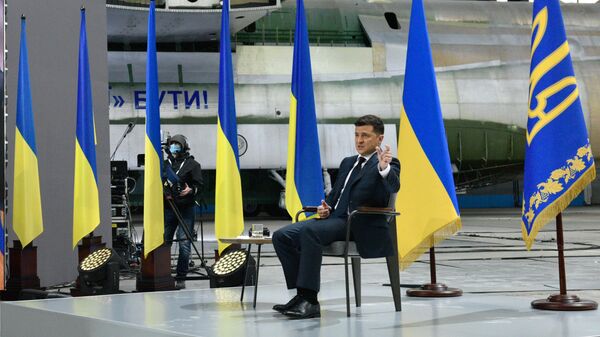 Президент Украины Владимир Зеленский во время пресс-конференции по итогам двух лет пребывания в должности главы государства на территории авиационного завода Антонов