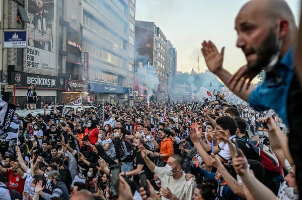 Болельщики Бешикташа празднуют победу клуба в Турецкой футбольной суперлиге в Стамбуле