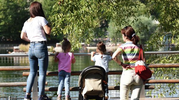 Женщины с детьми в Московском зоопарке