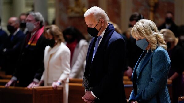 Президент Джо Байден и его жена Джилл на мессе в соборе Святого Апостола Матфея во время церемонии инаугурации в Вашингтоне