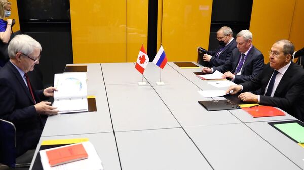 Министр иностранных дел РФ Сергей Лавров и министр иностранных дел Канады Марк Гарно во время встречи на полях Арктического совета в Рейкьявике