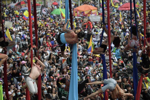 Артисты выступают во время акции протеста против правительства президента Колумбии Ивана Дуке в Боготе 15 мая 2021 года