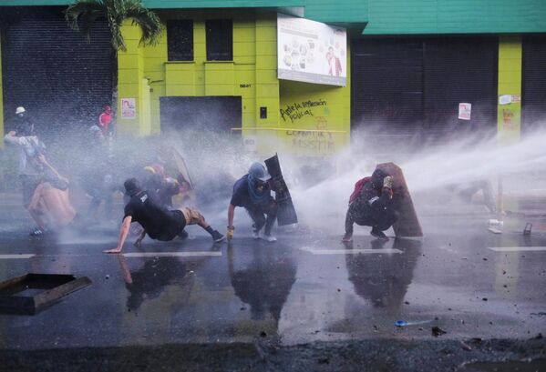 Столкновение демонстрантов с полицией в Медельине, Колумбия, 19 мая 2021 года