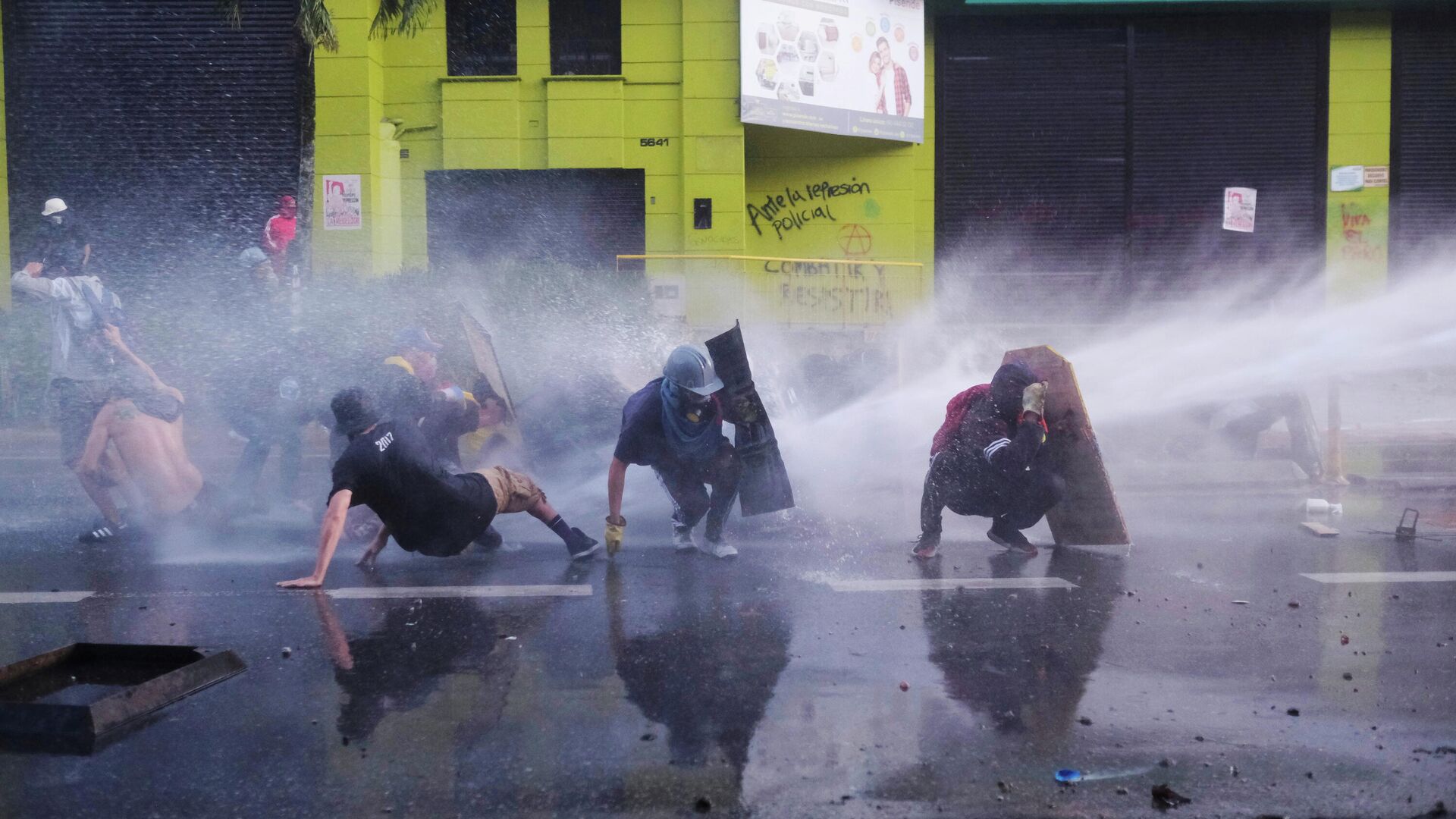 Столкновение демонстрантов с полицией в Медельине, Колумбия, 19 мая 2021 года - РИА Новости, 1920, 22.05.2021