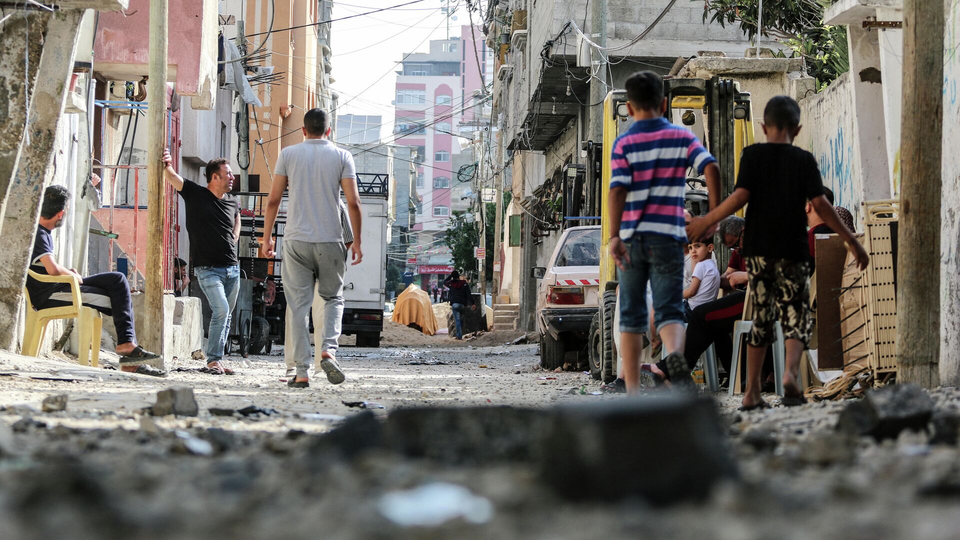 Жители Газы на улицах, разрушенных в результате бомбардировки - РИА Новости, 1920, 22.11.2021