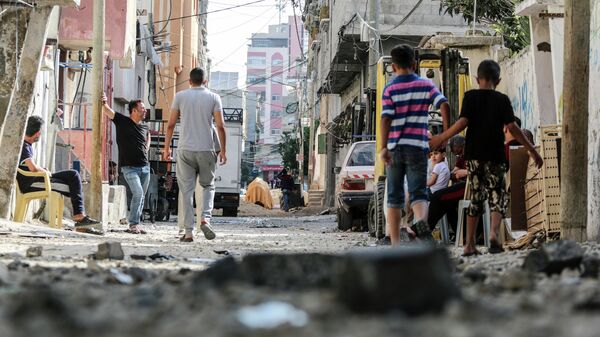 Жители Газы на улицах, разрушенных в результате бомбардировки. Архивное фото