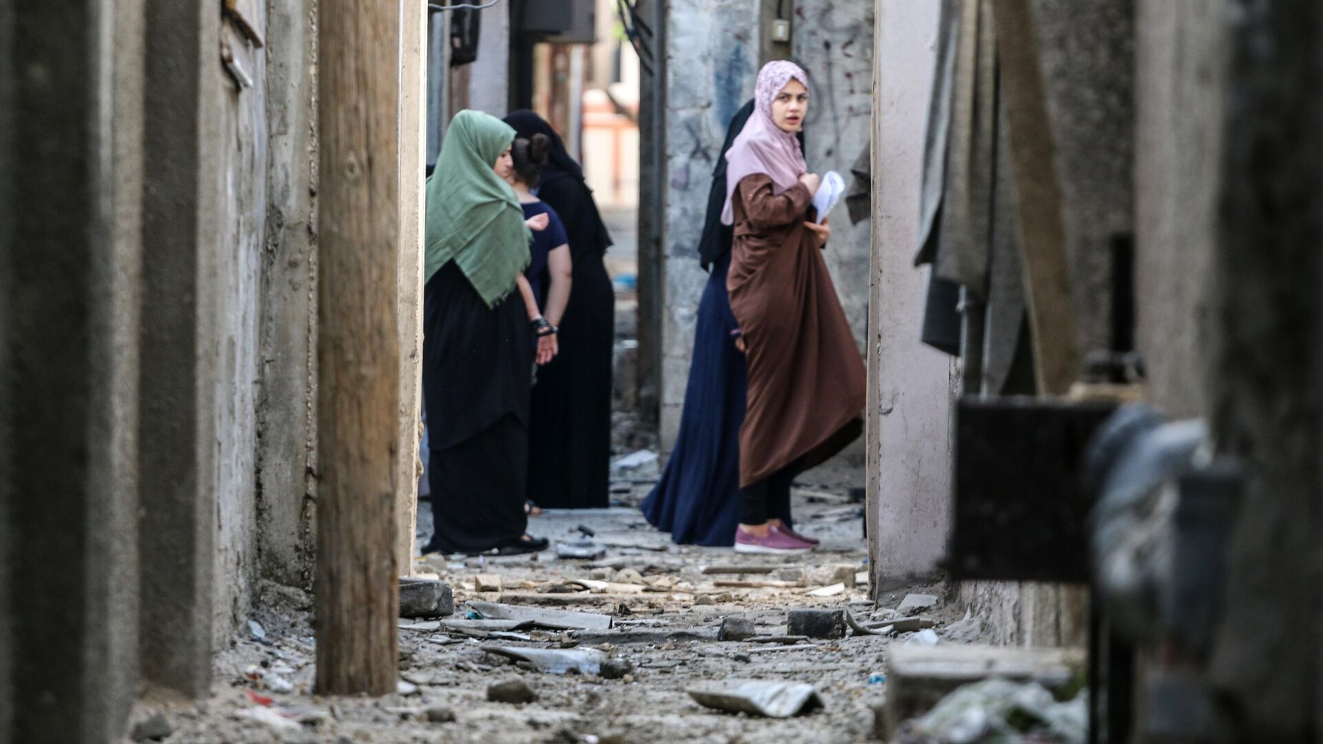 Жительницы Газы на улице, поврежденной в результате бомбардировки в секторе Газа - РИА Новости, 1920, 21.05.2021