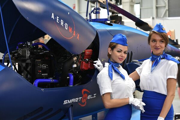 Девушки на XIV Международной выставки вертолетной индустрии HeliRussia 2021 в Москве