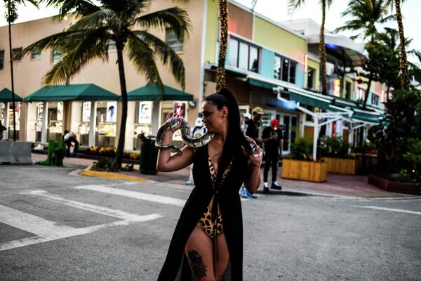 Женщина фотографируется со змеей в Майами 