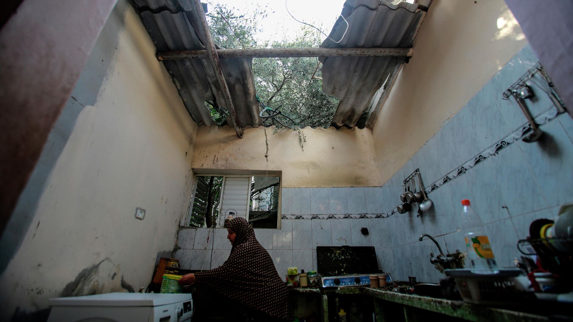 Жители Газы в доме, разрушенном в результате бомбардировки в секторе Газа - РИА Новости, 1920, 21.05.2021