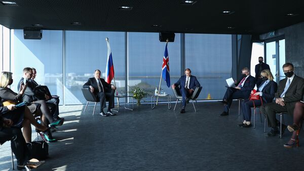 Министр иностранных дел РФ Сергей Лавров и президент Исландии Гвюдни Йоуханнессон во время встречи на полях Арктического совета в Рейкьявике