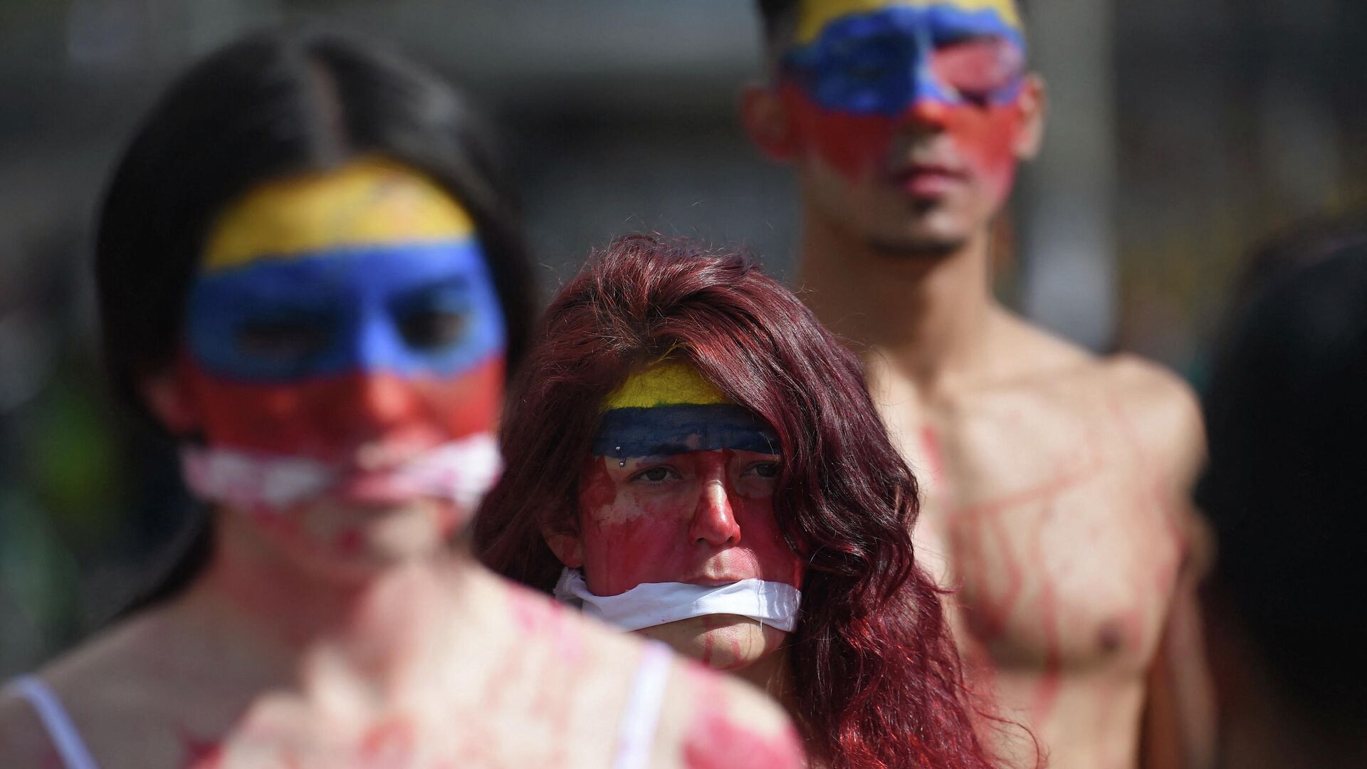 Street artists perform during a protest against Colombia hosting the Copa America football tournament outside El Campin Stadium in Bogota, on May 19, 2021, as the country faces its worst political and civil crisis in recent history. - The Copa America is scheduled to take place from June 13 to July 10. (Photo by DANIEL MUNOZ / AFP) - РИА Новости, 1920, 20.05.2021