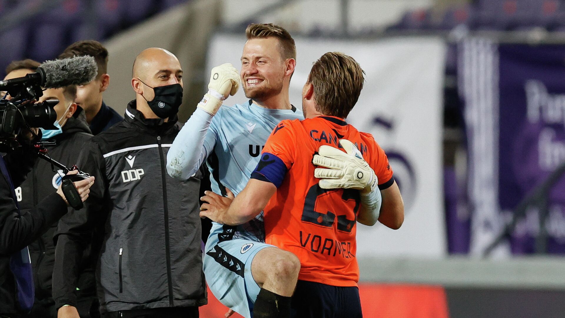 Brugge's Belgium goalkeeper Simon Mignolet and Brugge's Belgium  midfielder Ruud Vormer celebrate after winning the title during the Belgian Jupiler Pro League football match between RSC Anderlecht and Club Brugge KV in Brussels on May 20, 2021. (Photo by BRUNO FAHY / various sources / AFP) / Belgium OUT - РИА Новости, 1920, 21.05.2021