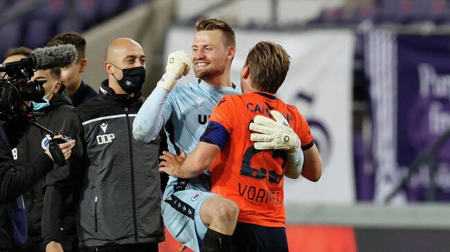 Brugge's Belgium goalkeeper Simon Mignolet and Brugge's Belgium  midfielder Ruud Vormer celebrate after winning the title during the Belgian Jupiler Pro League football match between RSC Anderlecht and Club Brugge KV in Brussels on May 20, 2021. (Photo by BRUNO FAHY / various sources / AFP) / Belgium OUT