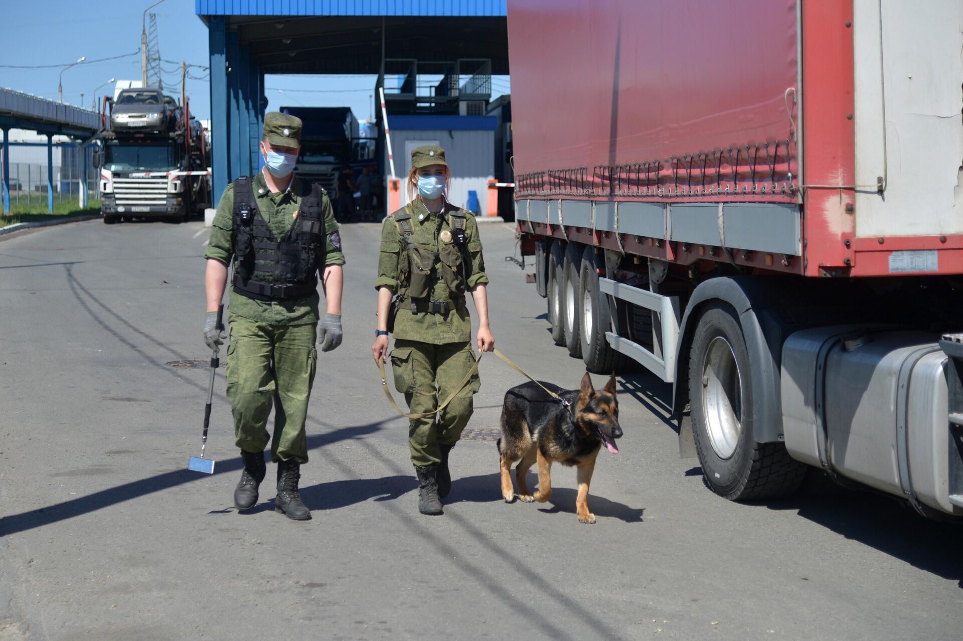 Военнослужащие пограничного управления ФСБ России по Челябинской области во время проверки автомобиля на пограничном КПП Бугристое российско-казахстанской границы - РИА Новости, 1920, 26.05.2021