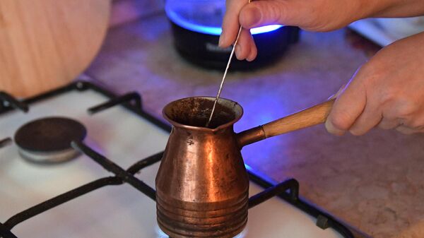 Приготовление кофе в турке на газовой плите