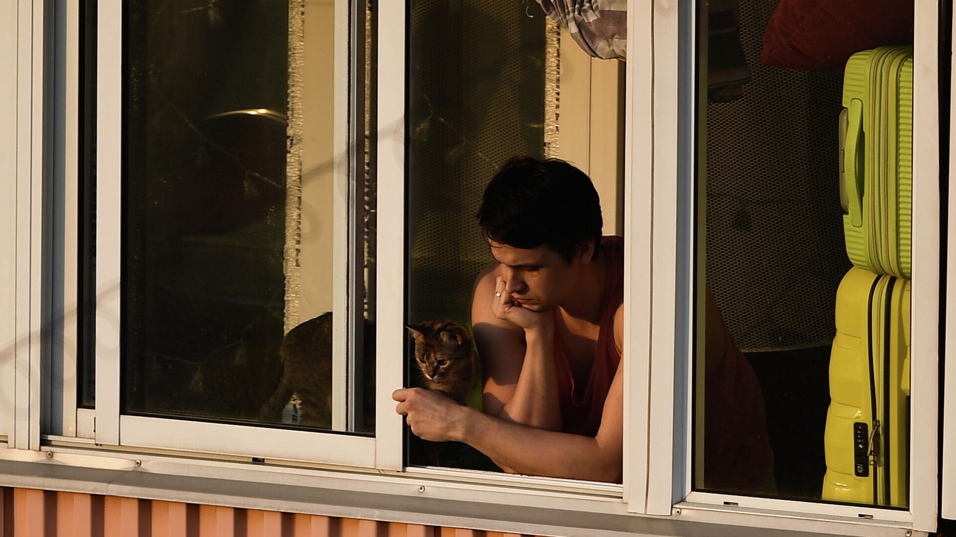 Молодой человек на балконе многоквартирного дома в Москве - РИА Новости, 1920, 25.05.2021