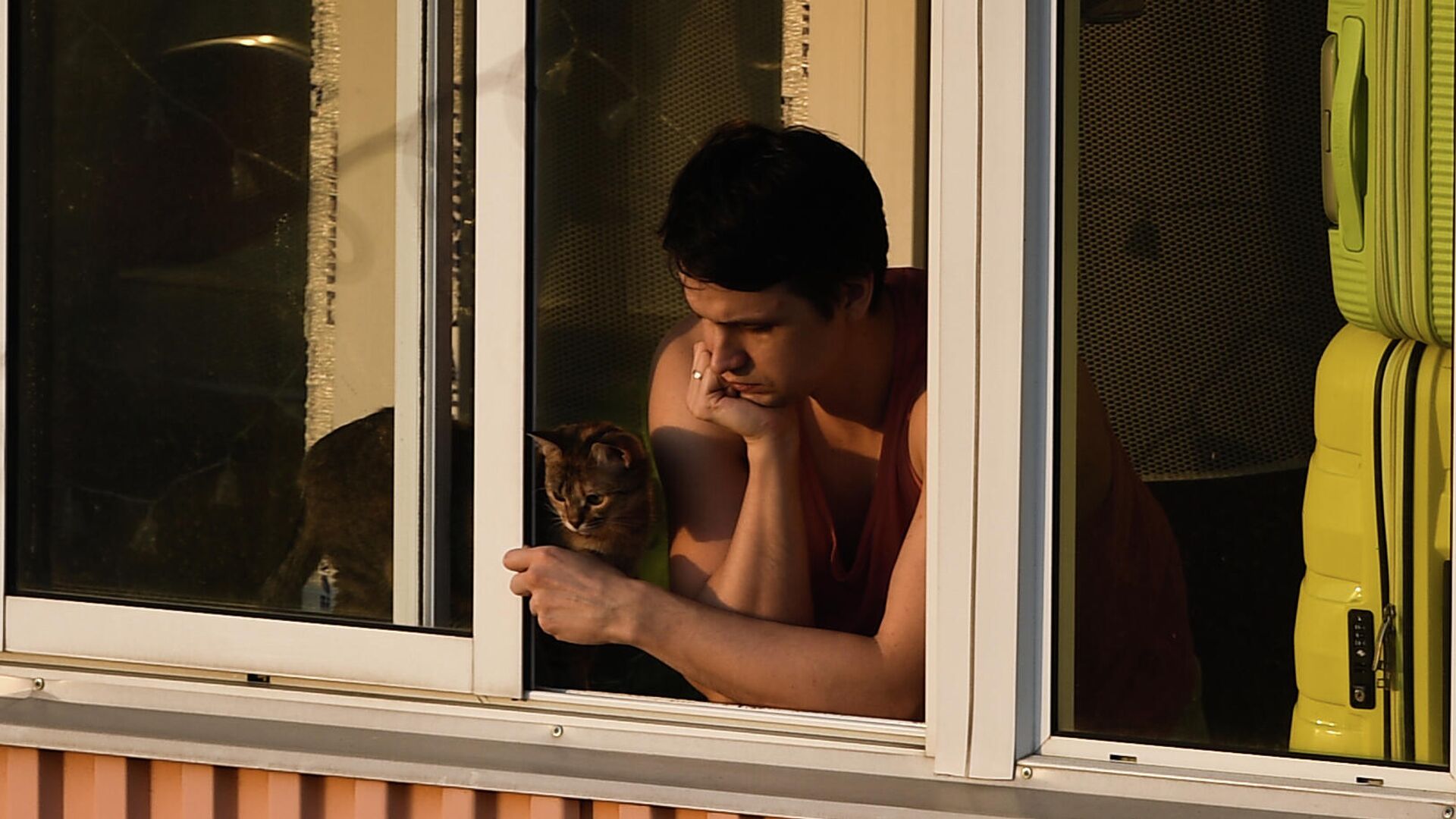 Молодой человек на балконе многоквартирного дома в Москве - РИА Новости, 1920, 04.10.2021