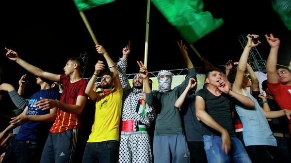 Палестинцы радуются прекращению огня на улице в секторе Газа
