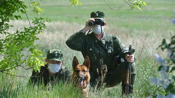 Военнослужащие пограничного управления ФСБ России по Челябинской области со служебной собакой на участке российско-казахстанской границы