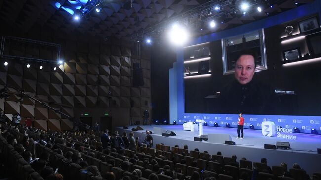 Илон Маск во время выступления в рамках трехдневного просветительского марафона общества Новое Знание в Москве