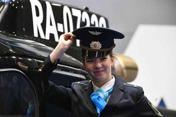 Девушка на XIV Международной выставки вертолетной индустрии HeliRussia 2021 в Москве