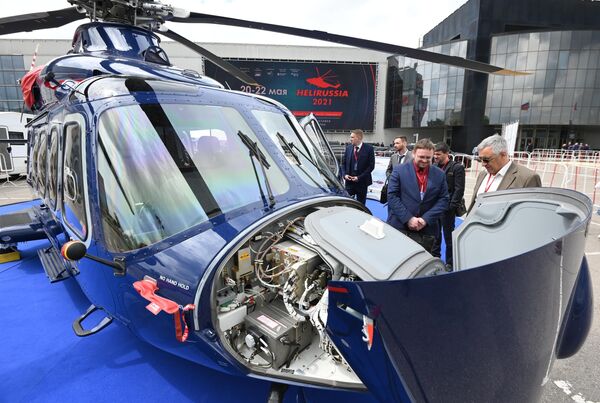 Вертолет Leonardo Helicopters AW139 на XIV Международной выставки вертолетной индустрии HeliRussia 2021 в Москве
