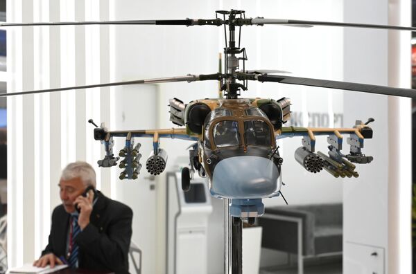 Макет ударного вертолета Ка-52 Аллигатор на XIV Международной выставки вертолетной индустрии HeliRussia 2021 в Москве