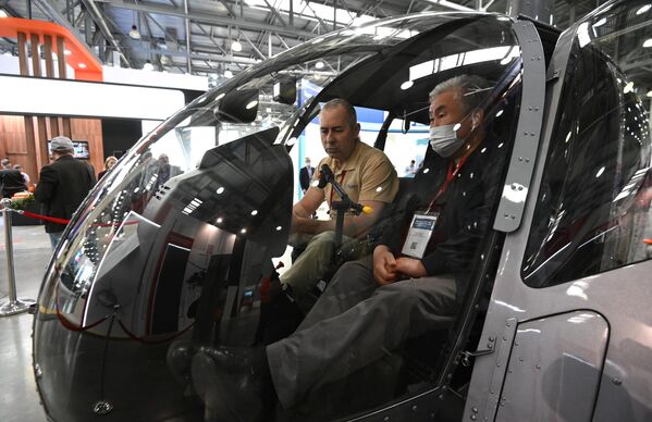 Посетители на XIV Международной выставки вертолетной индустрии HeliRussia 2021 в Москве