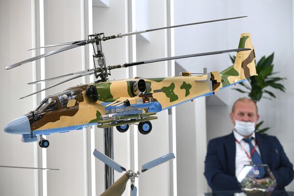 Макет ударного вертолета Ка-52 Аллигатор на XIV Международной выставки вертолетной индустрии HeliRussia 2021 в Москве