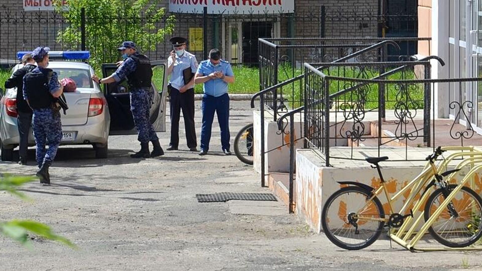 Сотрудники полиции возле лицея No1 в городе Березники, где ученик напал на учительницу - РИА Новости, 1920, 21.05.2021