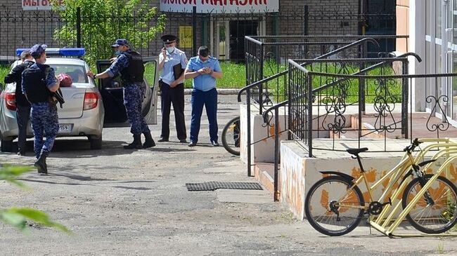 Сотрудники полиции возле лицея No1 в городе Березники, где ученик напал на учительницу