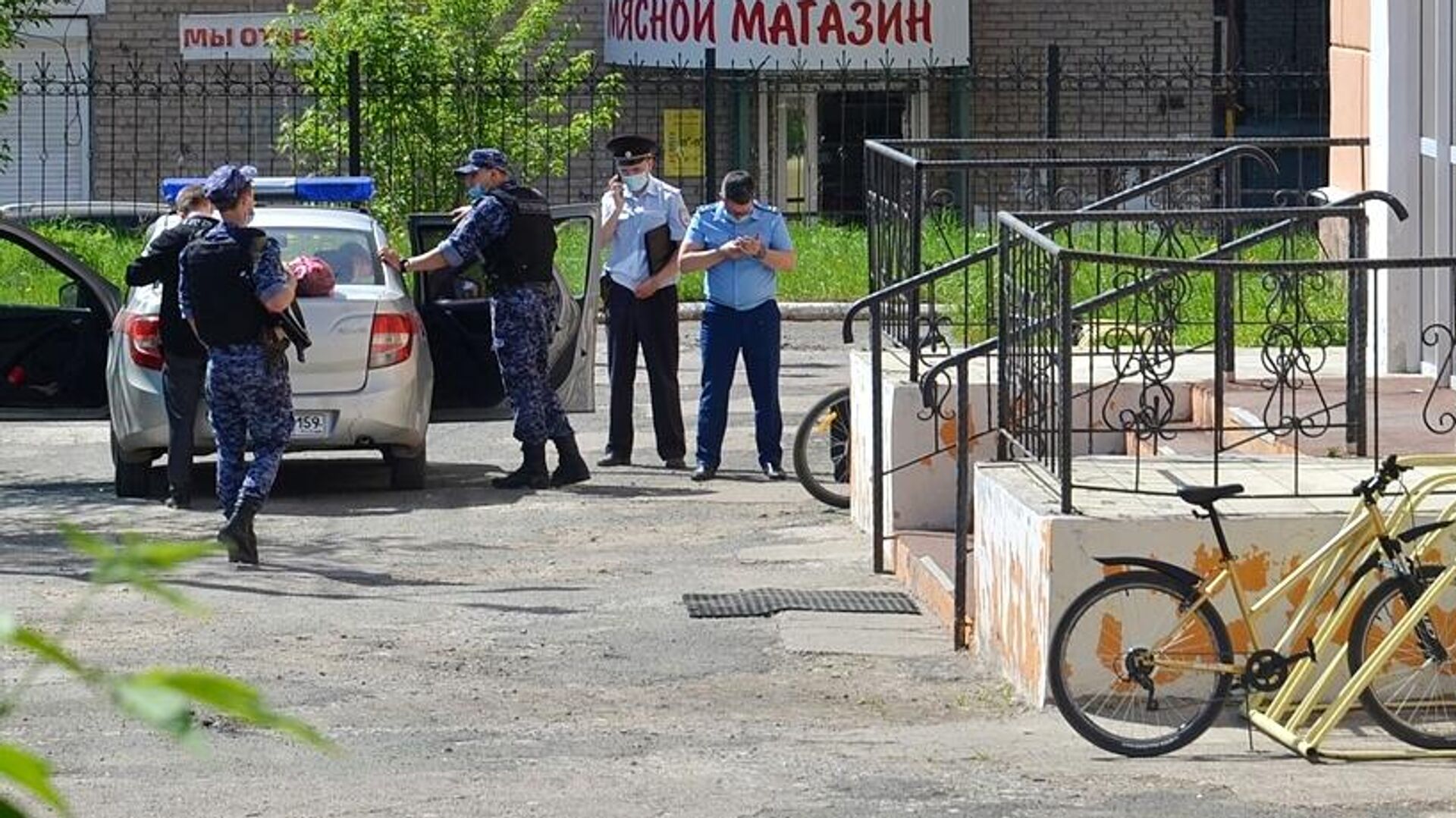 Сотрудники полиции возле лицея №1 в городе Березники, где ученик напал на учительницу - РИА Новости, 1920, 21.05.2021