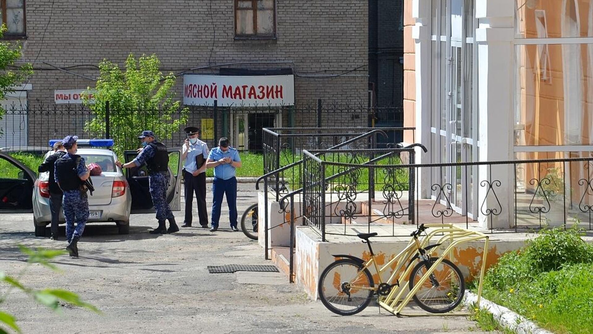 Сотрудники полиции возле лицея №1 в городе Березники, где ученик напал на учительницу - РИА Новости, 1920, 21.05.2021