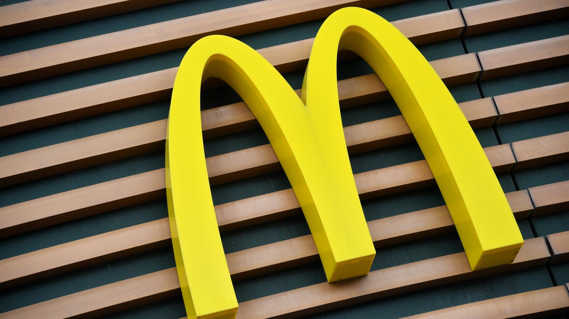 Логотип на здании ресторана быстрого питания сети McDonald's  - РИА Новости, 1920, 27.07.2022