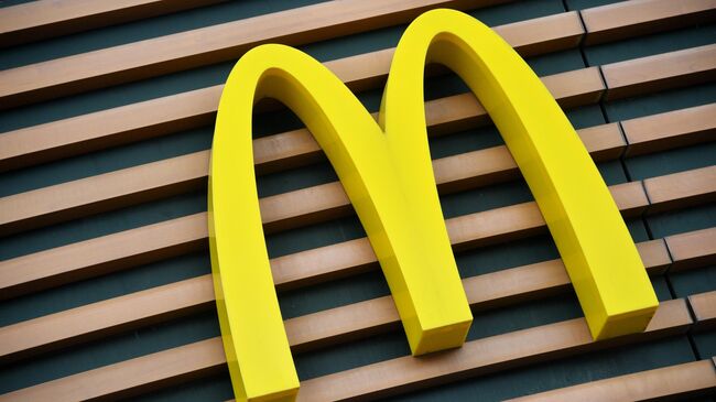 Логотип на здании ресторана быстрого питания сети McDonald's 