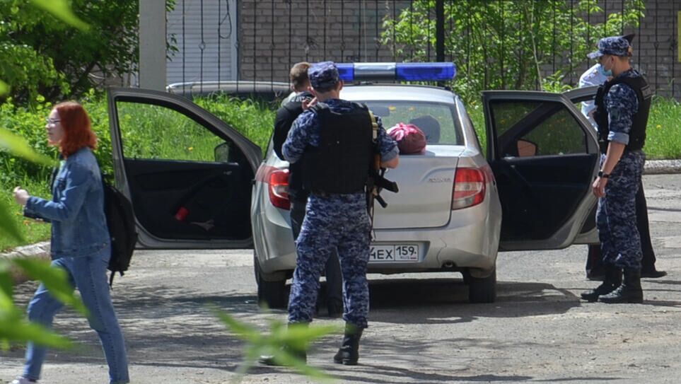 Обстановка возле лицея №1 в городе Березники, где ученик напал на учительницу - РИА Новости, 1920, 21.05.2021