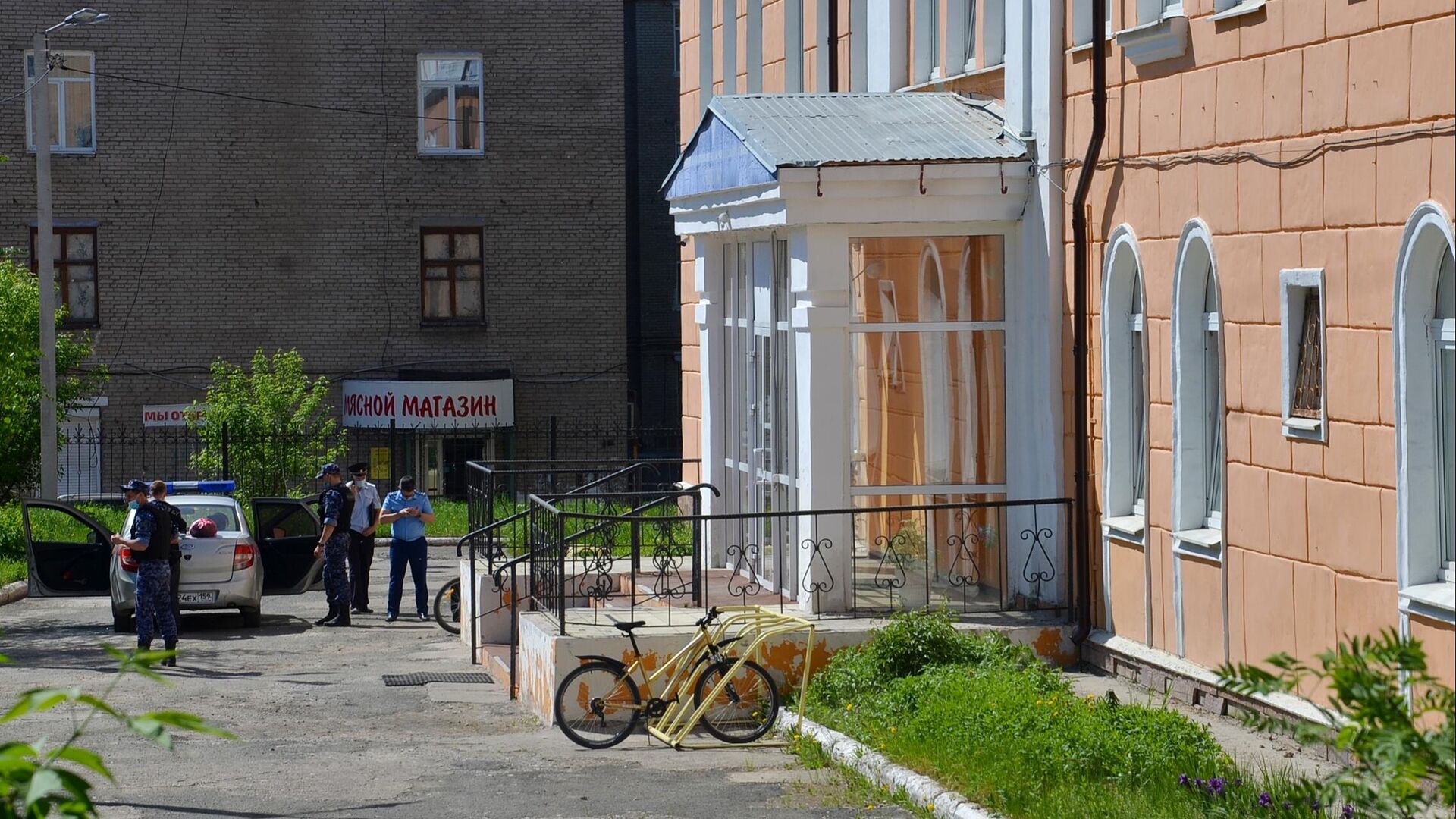 Сотрудники полиции возле лицея No1 в городе Березники, где ученик напал на учительницу - РИА Новости, 1920, 24.05.2021